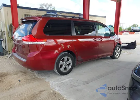 2013 Toyota Sienna Le V6 8 Passenger z USA, uszkodzony, nr VIN 5TDKK3DC3DS349519